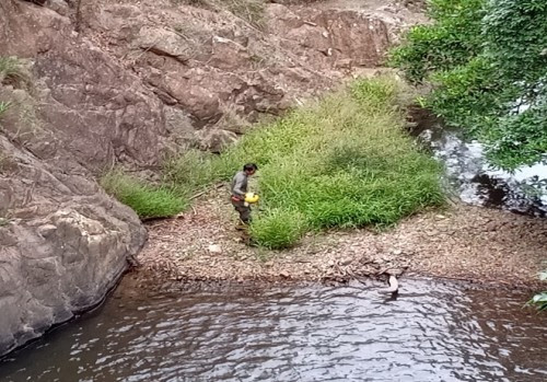 Theo đó, người này cho hay có một cô gái giấu tên tự nhận là có khả năng đặc biệt liên hệ với anh và bảo rằng phượt thủ Thi An Kiện đã 5 lần về báo mộng cho cô, chỉ điểm vị trí anh đang nằm.