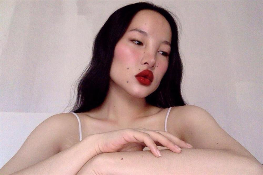 Một số ý kiến khác lại cho rằng Tsunaina đã sử dụng dao kéo nên mới có gương mặt kỳ quặc đến như vậy. Thế nhưng, chân dài 9X khẳng định cô từng mất 20 năm để ghét gương mặt và thân hình của mình cho đến ngày hôm nay.