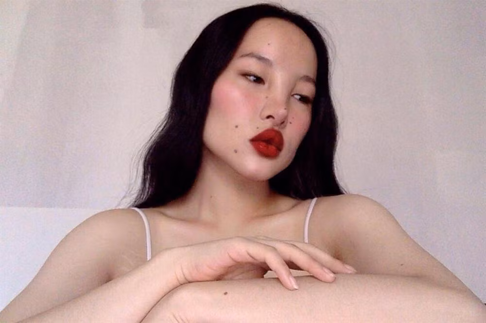 Một số ý kiến khác lại cho rằng Tsunaina đã sử dụng dao kéo nên mới có gương mặt kỳ quặc đến như vậy. Thế nhưng, chân dài 9X khẳng định cô từng mất 20 năm để ghét gương mặt và thân hình của mình cho đến ngày hôm nay.