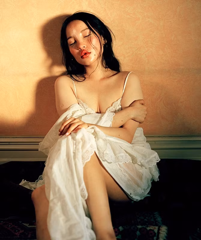 Sau khi xuất hiện, người mẫu quốc tịch Tây Tạng được báo giới nhận xét cô gái này 'không mang vẻ đẹp thông thường của các người mẫu'. Thậm chí chân dài này còn bị cư dân mạng xứ Trung so sánh trông chẳng khác nào phiên bản đời thực của các nhân vật trong phim 'Avatar'.