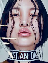 Cấu trúc gương mặt của chân dài tới từ Tây Tạng khá vuông vức, môi dày và quá nhiều nốt ruồi trên mặt.