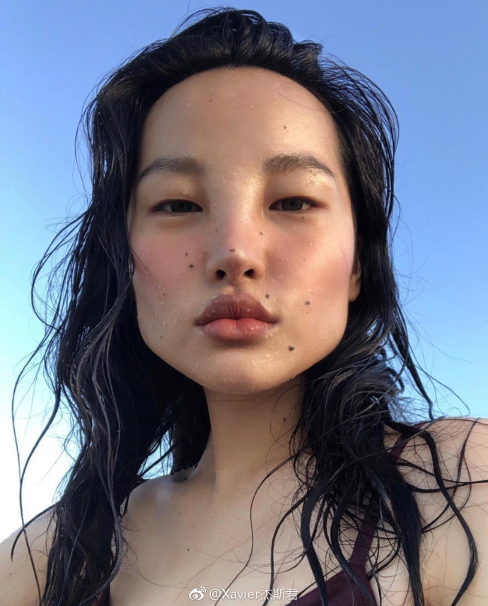 Đại diện cho sự chuyển dịch của tiêu chuẩn làng mẫu đó là người mẫu Tây Tạng có tên Tsunaina. Cô nàng này gây chú ý bằng đôi gò má cao bất thường, đôi tai phóng đại về kích cỡ.