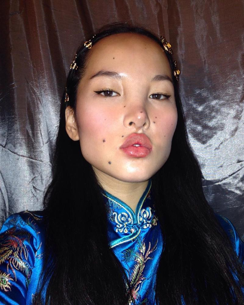 "Cô ấy đặc biệt và độc đáo. Chiều cao của Tsunaina không là chìa khóa đưa cô đến Tuần lễ Thời trang London mà chính là chiếc mũi với cấu trúc lạ. Ngay ở những góc ảnh nghiêng cũng khó có thể phủ nhận vẻ đẹp độc đáo và quyến rũ của cô ấy", Tờ Elle nhấn mạnh vẻ đẹp của người mẫu quốc tịch Tây Tạng.