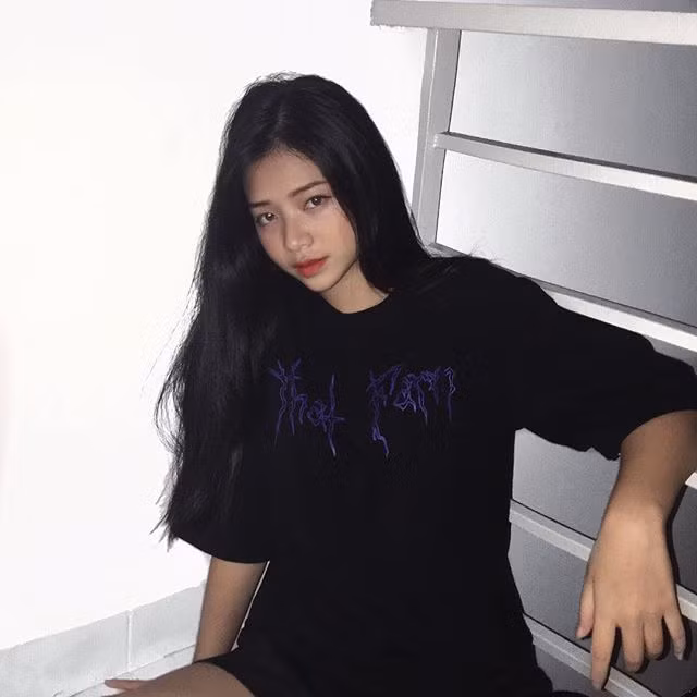 Vẻ ngoài cá tính và phong cách đặc trưng của nữ sinh 10X Sài thành hiện đang trở thành trung tâm tìm kiếm và chia sẻ của cộng đồng mạng. Ảnh sử dụng trong bài: FBNV.