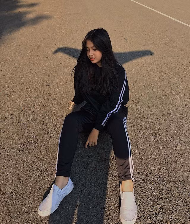 Dù chỉ mới 16 tuổi nhưng, Ngọc Quỳnh được nhiều bạn bè cũng như anh chị lớn thần tượng bởi phong cách thời trang khá thời thượng, khỏe khoắn và mang được cá tính riêng.