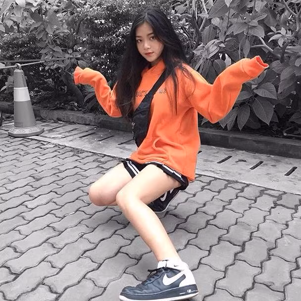 Đồng thời do vẫn còn là học sinh, nên Ngọc Quỳnh vẫn giữ mái tóc đen suôn dài tự nhiên và hợp tuổi. Điều này càng làm thêm cho cô nàng 10X Sài thành này trở nên cuốn hút và quyến rũ.