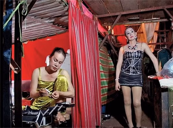 Đạo diễn Nguyễn Thị Thắm đã mất 13 tháng để ghi hình (2009-2010) với hơn 70 giờ phim thô và hoàn chỉnh phần hậu kỳ vào tháng 3 năm 2014. Chuyến đi cuối cùng của chị Phụng đã được chọn giới thiệu tại Liên Hoan Điện ảnh Hiện thực Paris, Liên Hoan Điện ảnh Margret Mead tại New York và Liên Hoan Điện ảnh Chopshots tại Indonesia.