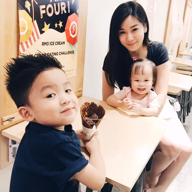 Sẵn có thời gian chăm con và lại sẵn có blog nên Shaine thường viết về việc nuôi dạy các con. Những chia sẻ của cô rất được lòng các bà mẹ châu Á. Vì lý do đó mà nữ blogger này và chồng từng được vinh danh ở hạng mục dành Làm cha mẹ tại giải thưởng Influence Asia năm 2015.