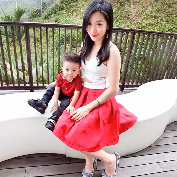 Là một người hoạt động trong lĩnh vực làm đẹp, thời trang, Shaine cũng rất biết cách làm cho mình tỏa sáng bằng những bộ trang phục hợp mốt, để tạo nên hình ảnh một bà mẹ bỉm sữa chỉn chu. Ảnh trong bài: Instagram nhân vật.