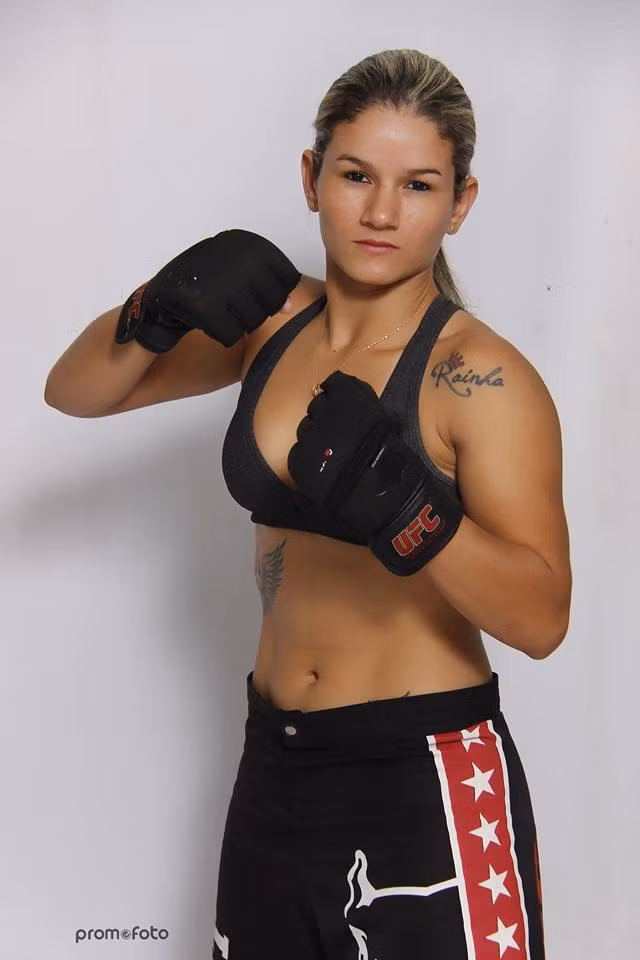 Monique Bastos là một nữ võ sĩ MMA (võ sĩ tự do) có tiếng tại Brazil.