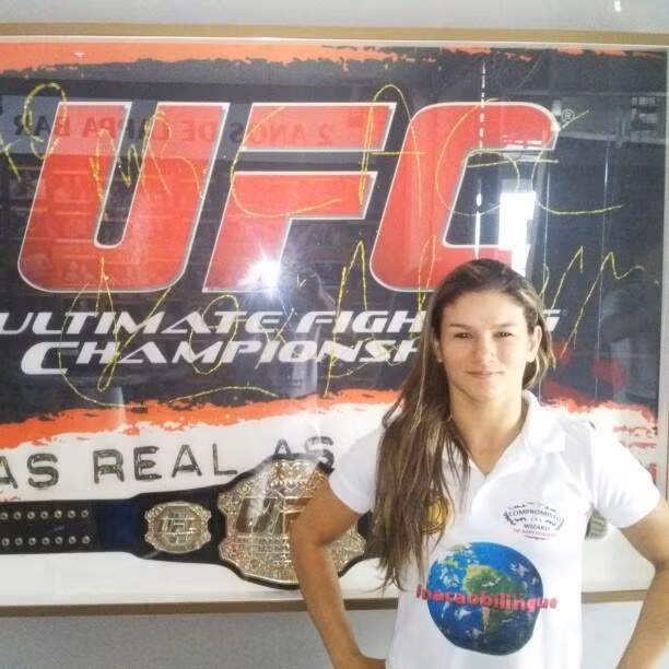 Bastos từng tham gia các giải võ thuật như jiu-jitsu (Brazil), Muay Thái (Thái Lan). Hiện tại cô là một võ sĩ MMA chuyên nghiệp.