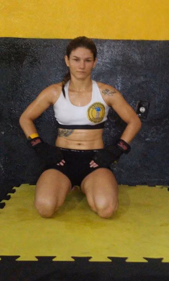 Monique Bastos chia sẻ đây không phải lần đầu tiên cô gặp cướp ngoài đường. Vài lần trước đó cô cũng rơi vào hoàn cảnh tương tự, thậm chí là phải đối diện với những tên trộm mang vũ khí nhưng với tất cả những lần ấy cô đều khiến bọn chúng phải ôm hận vì đã chọn lầm người.