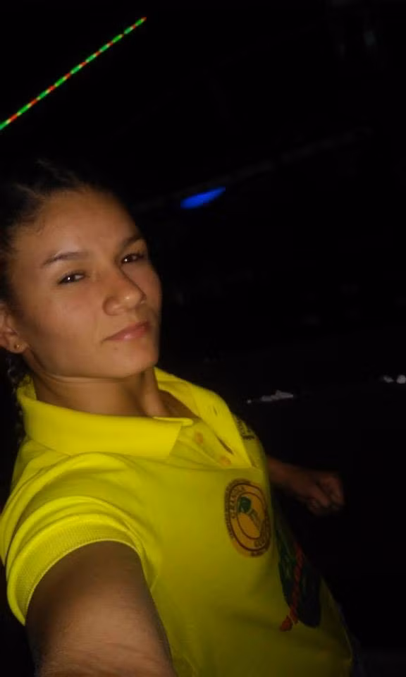 Trong sự nghiệp thi đấu MMA của mình, Monique Bastos đã đánh 6 trận và từng lên ngôi trong một giải đấu địa phương.