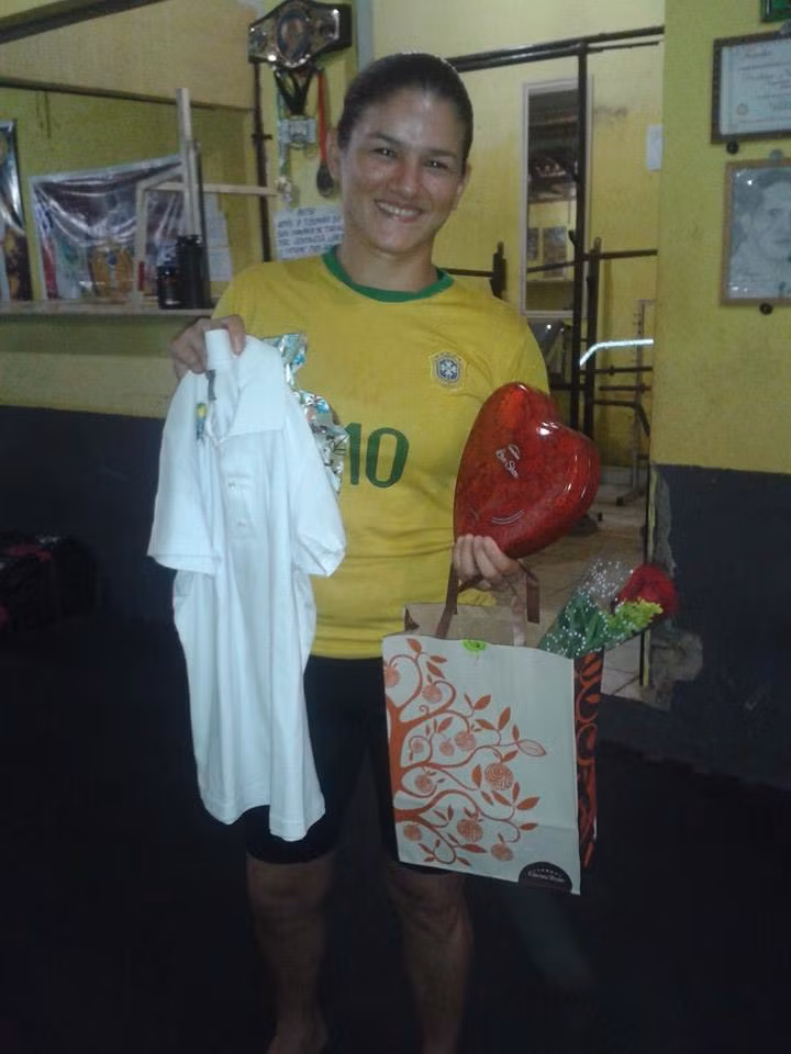 Ngoài ra Monique Bastos còn là một CĐV rất nhiệt tình của ĐT bóng đá Brazil. Cô thường dành thời gian để xem đội tuyển nước nhà thi đấu.