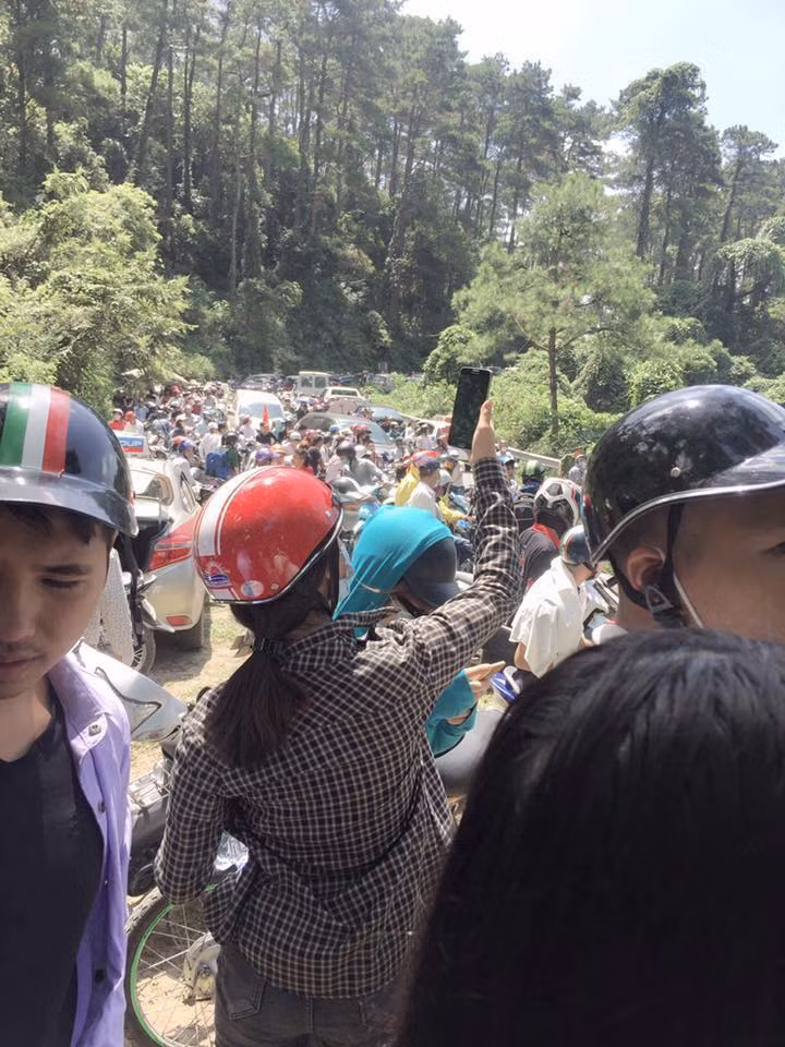 Đường phượt lên Tam Đảo bỗng nhộn nhịp và đến nỗi tắc nghẽn trong ngày 2/9.