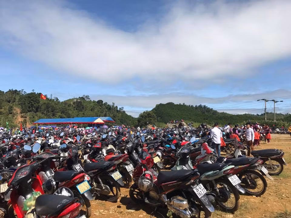 Một bãi gửi xe với hàng ngàn chiếc xe của các phượt thủ tại địa điểm Mẫu Sơn - Lạng Sơn. Ảnh sử dụng trong bài: Fanpage Không Sợ Chó.