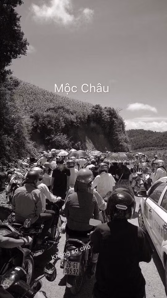 Theo một số thành viên, sự việc xảy ra do có một số bộ phận phượt thủ dừng xe tại lưng chừng đoạn cung phượt, thêm nữa do đường hẹp cùng với nhiều người dừng lại nên hai làn di chuyển không được đảm bảo dẫn tới việc tắc nghẽn cục bộ.