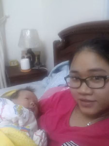 Cũng đã từng rơi vào hoàn cảnh như đa số các chị em khác, bà mẹ bỉm sữa Hà thành có tên Hồ Ngân cũng sở hữu thân hình "đồ sộ" sau sinh và chị tỏ ra buồn khổ với làn da càng ngày càng xấu xí, thậm chí còn có cả cái “bản đồ thai nghén” do da bị rạn và xạm đi trong quá trình mang thai.