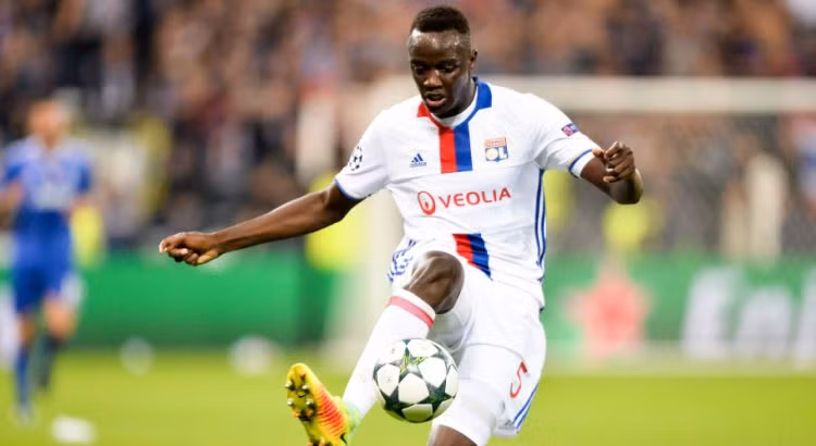 Chelsea nhắm trung vệ của Lyon: Chelsea đang theo dõi tình hình của trung vệ Mouctar Diakhaby, người đã gây ấn tượng đặc biệt tại Ligue 1 mùa giải này, đồng thời cũng được Man City và Juventus để mắt.