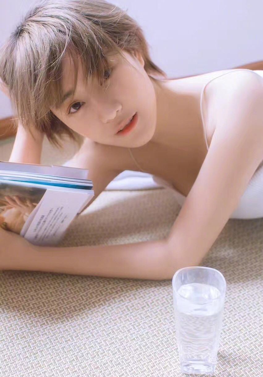 Đặc biệt, điểm nhấn đặc sắc nhất ở Hiểu Nhiễm chính là mái tóc ngắn.