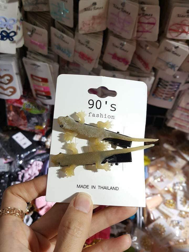 Cụ thể, trong một chuyến du lịch Thái Lan một dân mạng đã chụp ảnh lại những chiếc kẹp tóc hình động vật.