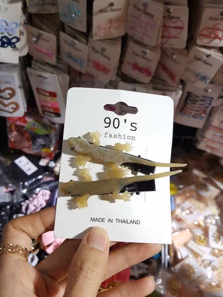 Cụ thể, trong một chuyến du lịch Thái Lan một dân mạng đã chụp ảnh lại những chiếc kẹp tóc hình động vật.