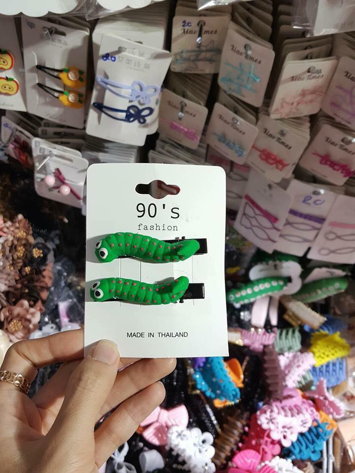 Sau ít giờ xuất hiện trên mạng xã hội, nhiều dân mạng đã hỏi chỗ bán của những chiếc kẹp tóc kinh dị này.