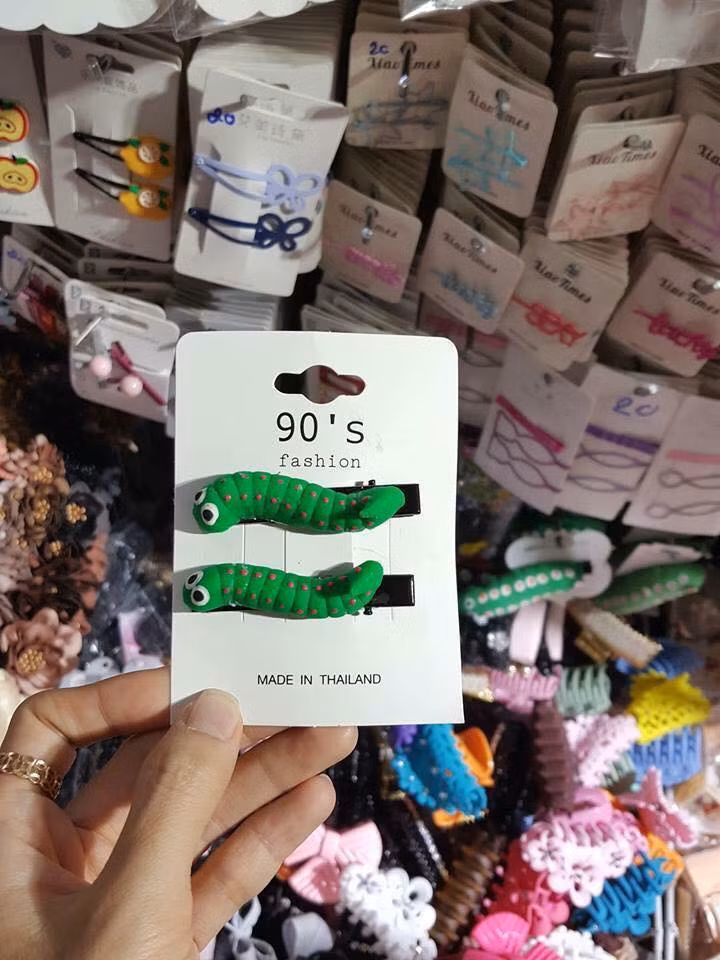 Sau ít giờ xuất hiện trên mạng xã hội, nhiều dân mạng đã hỏi chỗ bán của những chiếc kẹp tóc kinh dị này.