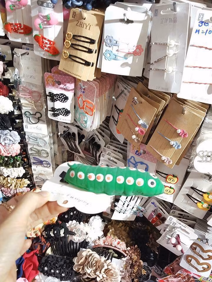 Hình chú sâu xanh to đùng trở thành điểm nhấn trên chiếc kẹp tóc được dự đoán sẽ là món đồ rất hot vào mùa hè này.