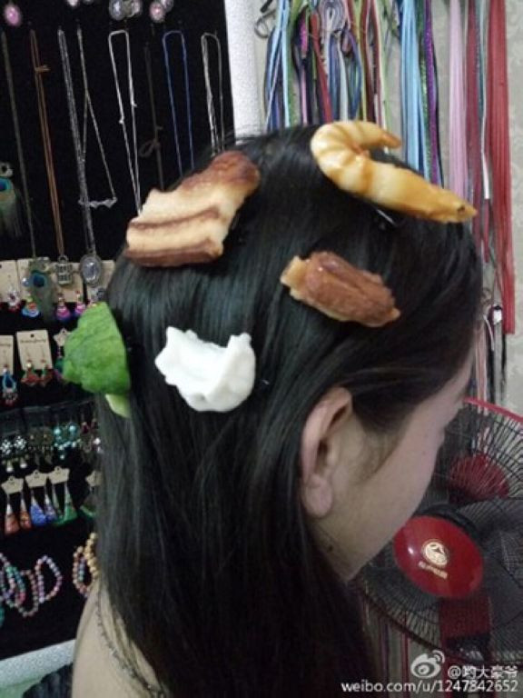 Trước đó, dân mạng Trung Quốc cũng cho ra mắt những chiếc kẹp tóc bằng thực phẩm và ngay sau đó trở thành "hot trend" trên mạng xã hội.