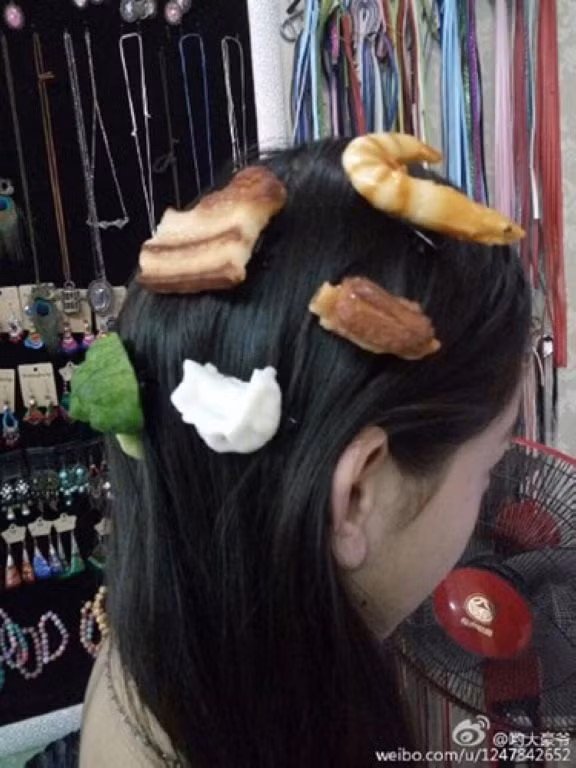 Trước đó, dân mạng Trung Quốc cũng cho ra mắt những chiếc kẹp tóc bằng thực phẩm và ngay sau đó trở thành "hot trend" trên mạng xã hội.