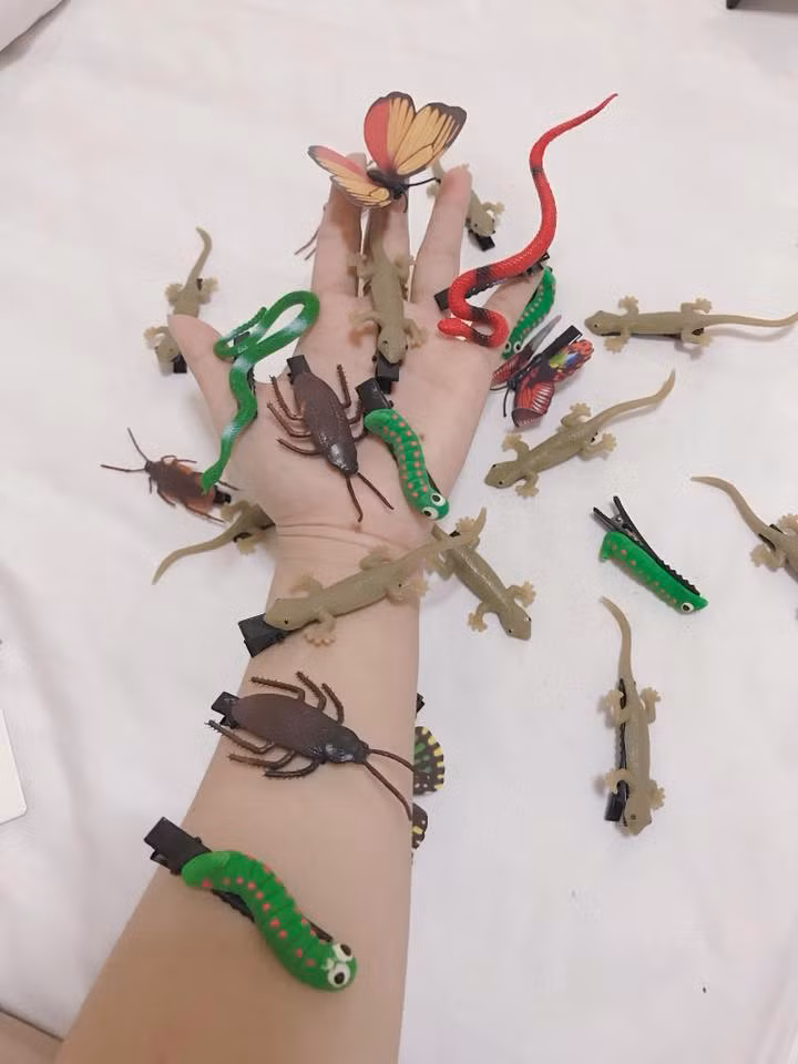 Sâu, bọ, gián, kiến và cả thạch sùng là những con vật kinh dị được thiết kế chiếc kẹp tóc.