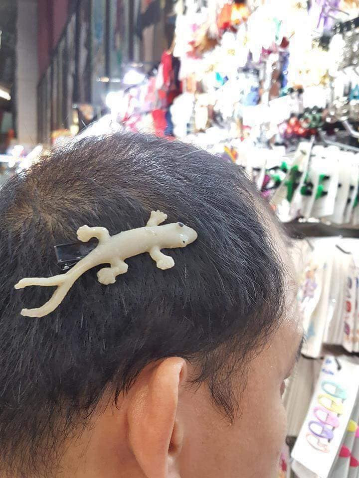 Những chiếc kẹp tóc là vật không thể thiếu với các bạn nữ và chúng thường được thiết kế theo hình dáng vô cùng dễ thương. Tuy nhiên, vừa qua một số nhà thiết kế đã biến những vật dụng này thành những hình thù mà chỉ mới nhìn thôi cũng khiến dân mạng giật mình thon thót.