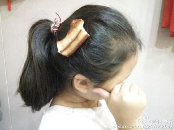 Một miếng thịt ba chỉ trên tóc sẽ khiến bạn trở nên nổi bật khi ra đường.