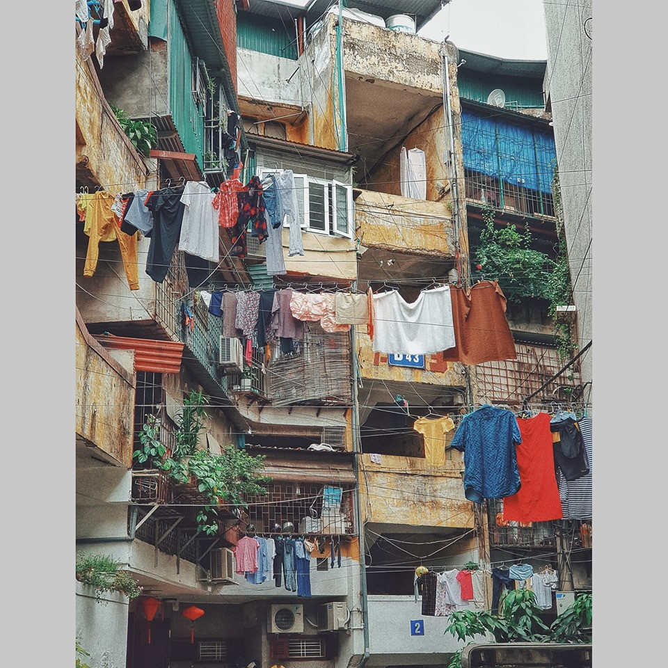 Trong lòng Hà Nội, các bạn trẻ có thể tìm đến những khu tập thể cũ như Nam Đồng, Trung Tự hay Giảng Võ để thực hiện những góc ảnh của mình.