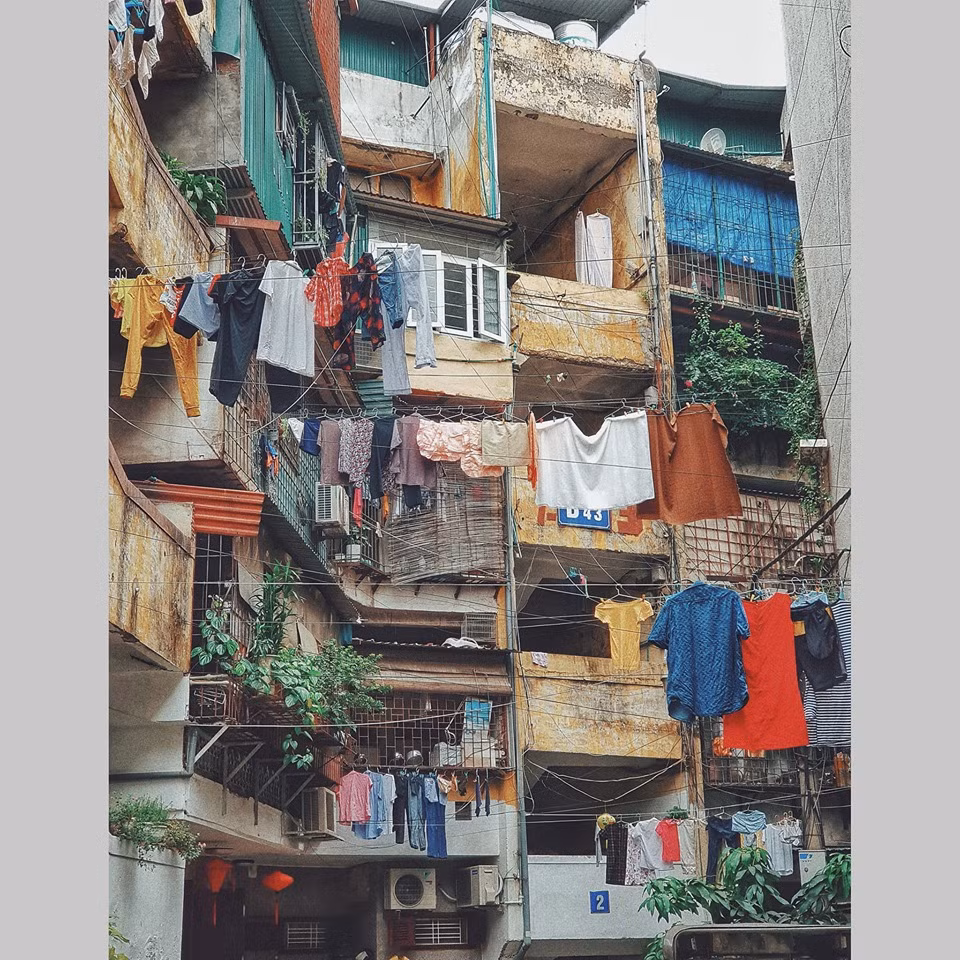 Trong lòng Hà Nội, các bạn trẻ có thể tìm đến những khu tập thể cũ như Nam Đồng, Trung Tự hay Giảng Võ để thực hiện những góc ảnh của mình.