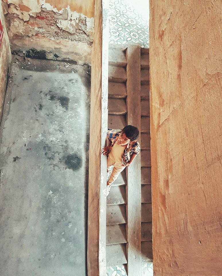 Hành lang khu tập thể cũ là điểm chụp ảnh không thể đẹp hơn cho các bạn trẻ.