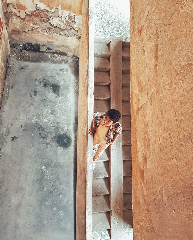 Hành lang khu tập thể cũ là điểm chụp ảnh không thể đẹp hơn cho các bạn trẻ.