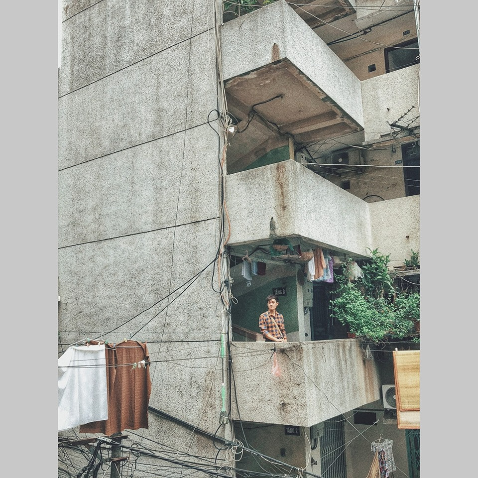 Những ban công ở hành lang khu tập thể cũ là địa điểm cực đẹp để thực hiện những bức ảnh cực đẹp.