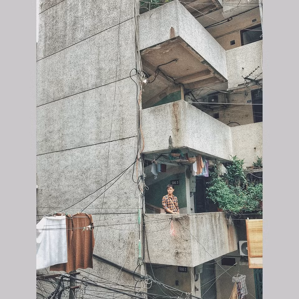 Những ban công ở hành lang khu tập thể cũ là địa điểm cực đẹp để thực hiện những bức ảnh cực đẹp.