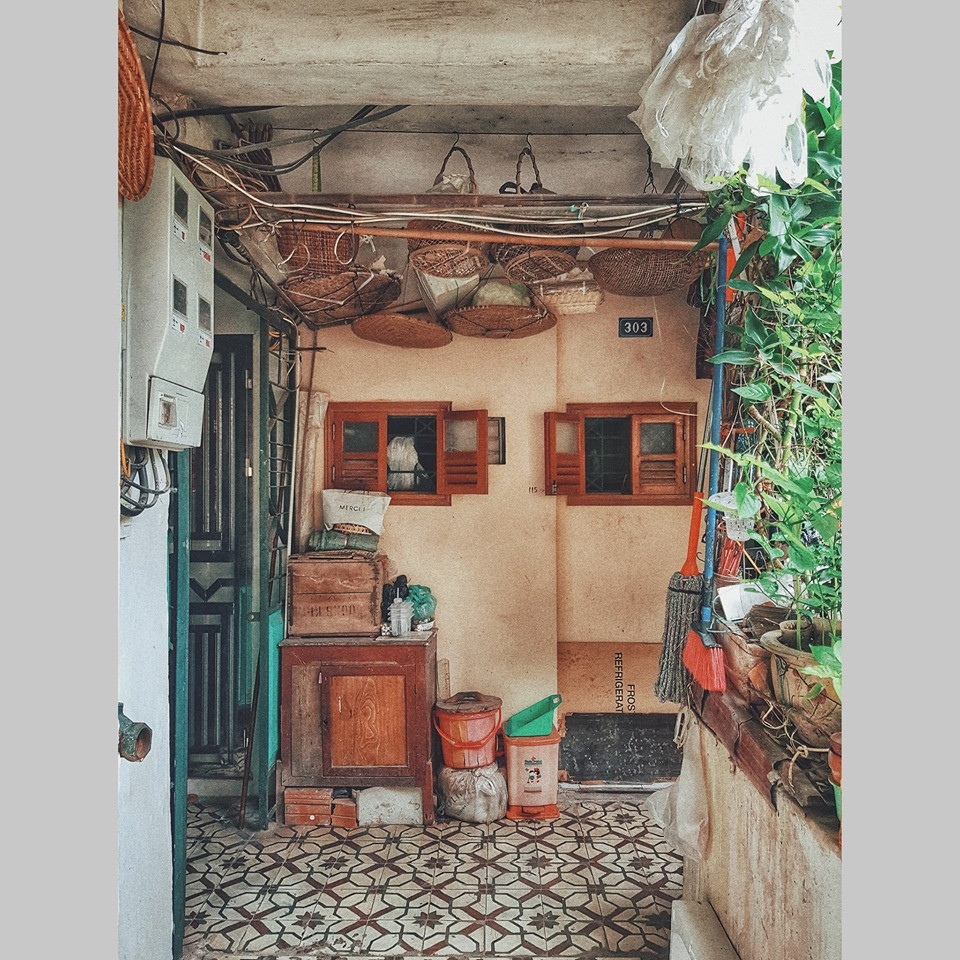 Trước các căn phòng của khu tập thể cũ đều có một khoảng sân nhỏ. Nhiều nhà sẽ tận dụng để để xe hay nấu bếp nhưng với các bạn trẻ thì đây là khung hình cực retro.