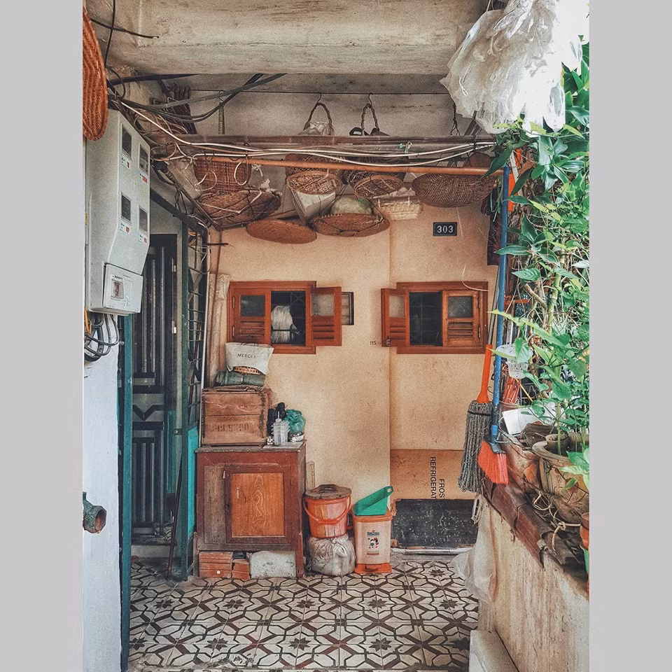 Trước các căn phòng của khu tập thể cũ đều có một khoảng sân nhỏ. Nhiều nhà sẽ tận dụng để để xe hay nấu bếp nhưng với các bạn trẻ thì đây là khung hình cực retro.