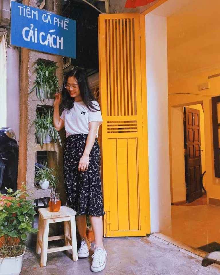 Góc cột điện khu tập thể cũ.