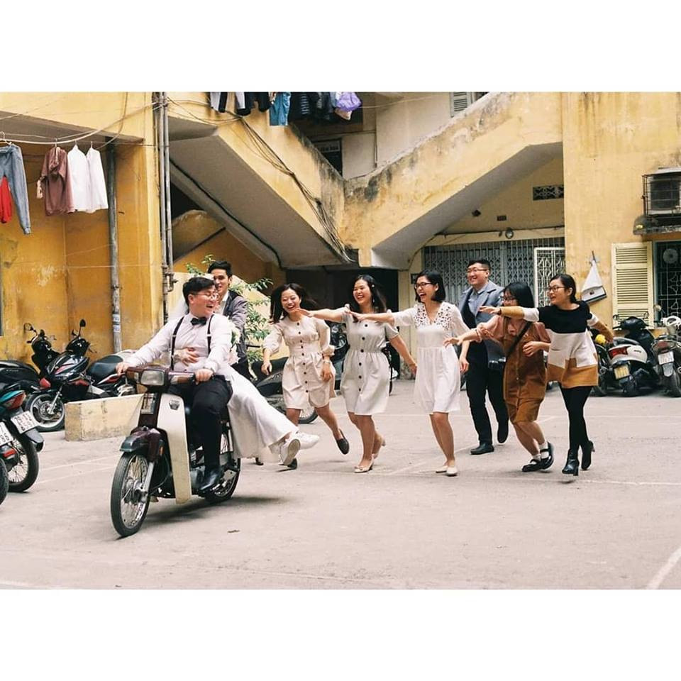 Sân tập thể ư! dù đông đúc nhưng điểm chút màu retro vào quả là quá deep.