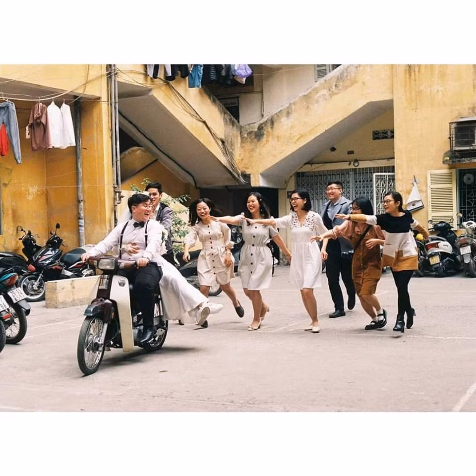 Sân tập thể ư! dù đông đúc nhưng điểm chút màu retro vào quả là quá deep.