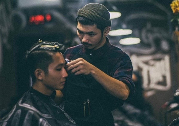 Trong quãng thời gian chờ đợi, Hà Hiền quay sang mở quán cắt tóc để trang trải cuộc sống tại Sài Gòn. Cùng với công việc cắt tóc, anh tiếp tục tìm kiếm những vai diễn phù hợp nhưng suốt một thời gian dài anh từ chối rất nhiều lời mời vì không tìm thấy bản thân mình trong các nhân vật.