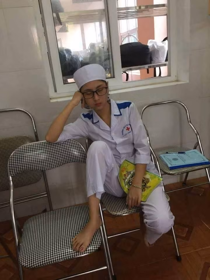 Còn với bạn Nhung Chu (thực tập sinh tại BV Saint Paul) có viết: "Mình và các bạn sinh viên ngành Y phải thường xuyên trực đêm và với bọn mình một giấc ngủ ngắn là rất cần thiết để tiếp tục công việc thực tập. Nên việc ngủ gật ở ghế hay cáng y tế là chuyện vô cùng bình thường. Khổ thật nhưng vì các bệnh nhân nên chúng mình chịu hy sinh chút".