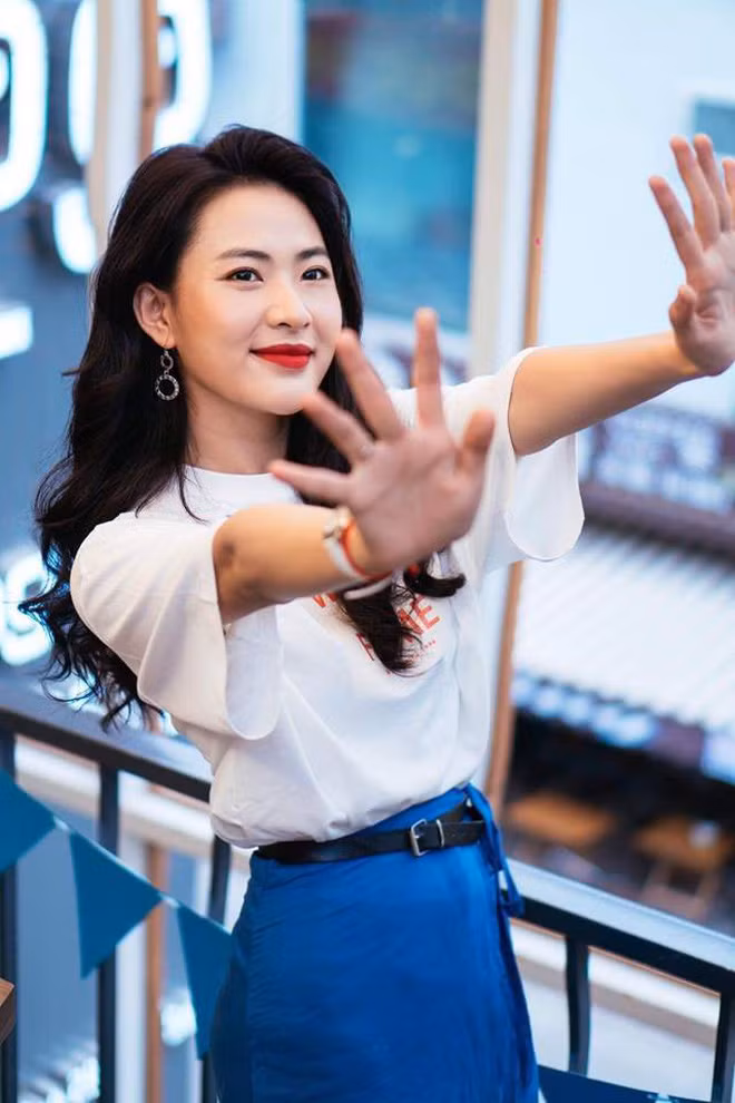 Minh Trang sinh năm 1995, sở hữu chiều cao 1m70 và thần thái không thua gì nàng thơ. Mái tóc đen dài cũng là một điểm giúp cô nàng rất được lòng dân mạng