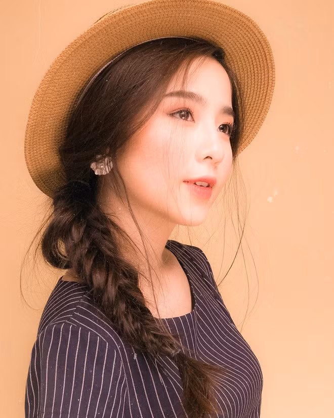 Nói đến Nam Thương thì ai cũng biết, cô nàng là 1 trong những hot mom nổi tiếng nhất hiện tại. Tuy vậy, ít người biết rằng mẹ bé Đậu vẫn đang là sinh viên năm cuối của ĐH Sân khấu Điện ảnh