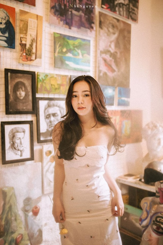 Không thể không nhắc tới Quỳnh Kool (Quỳnh Nguyễn) trong danh sách những cô nàng xinh đẹp nổi bật của ĐH Sân khấu Điện ảnh. Từng được biết đến là hot girl, giờ đây cô nàng đã khá thành công khi lấn sân sang phim truyền hình mà điển hình nhất là vai Đào trong Quỳnh Búp Bê